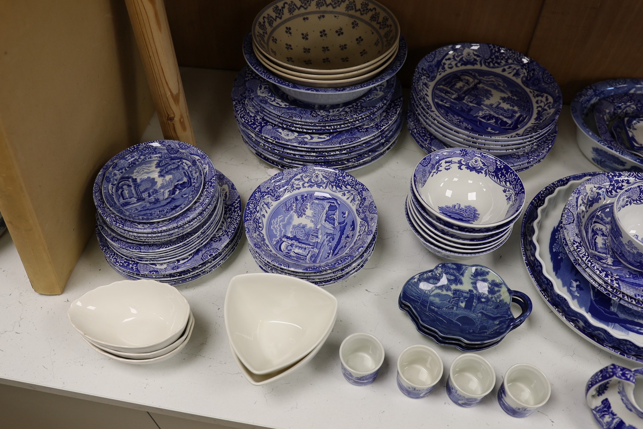 A mixed quantity Italian Spode pattern tableware